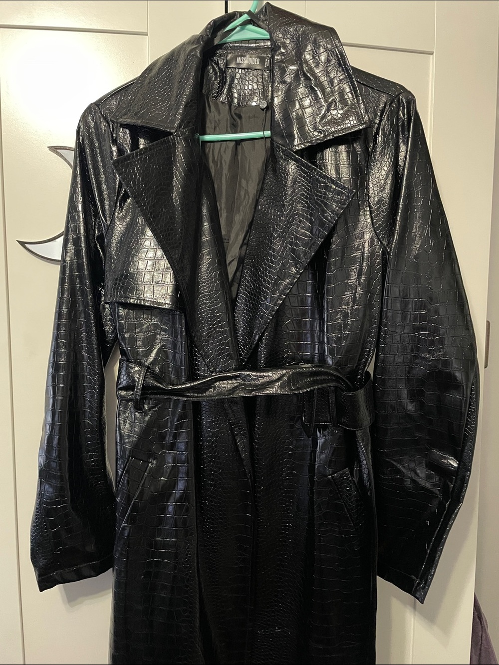 MISGUIDED (UK6/US2) Black Faux Croc Trench Coat with Belt
